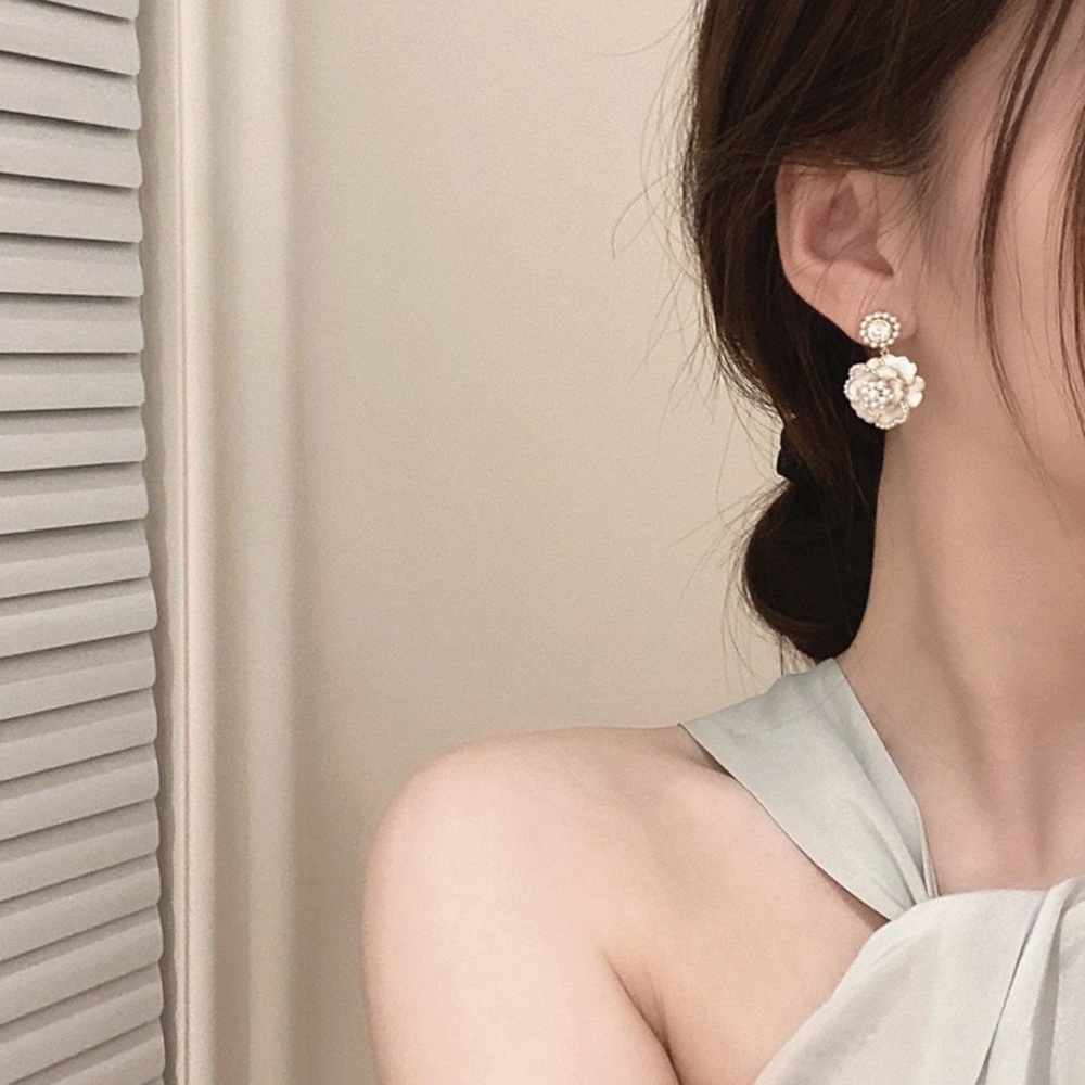 Chanel Style Metal Pearl Earnings - Picture 4 of 6